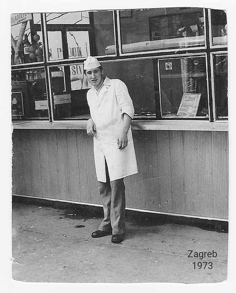 Starý otec pred zmrzlinárskym kioskom v Zagrebe. Na tabuli nápis SLADOLED.