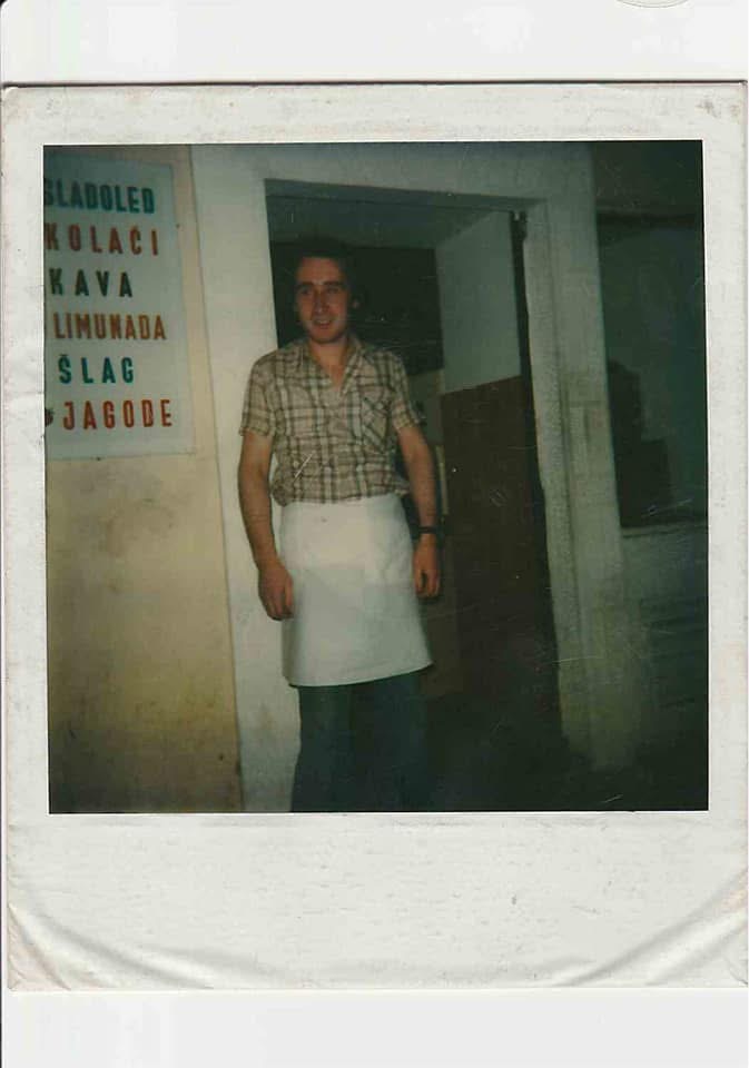 Polaroid: starý otec v zástere vedľa tabule s ponukou — sladoled, koláči, káva, limonáda, šľahačka, jahody.